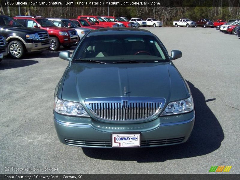 Light Tundra Metallic / Medium Light Stone/Dark Stone 2005 Lincoln Town Car Signature