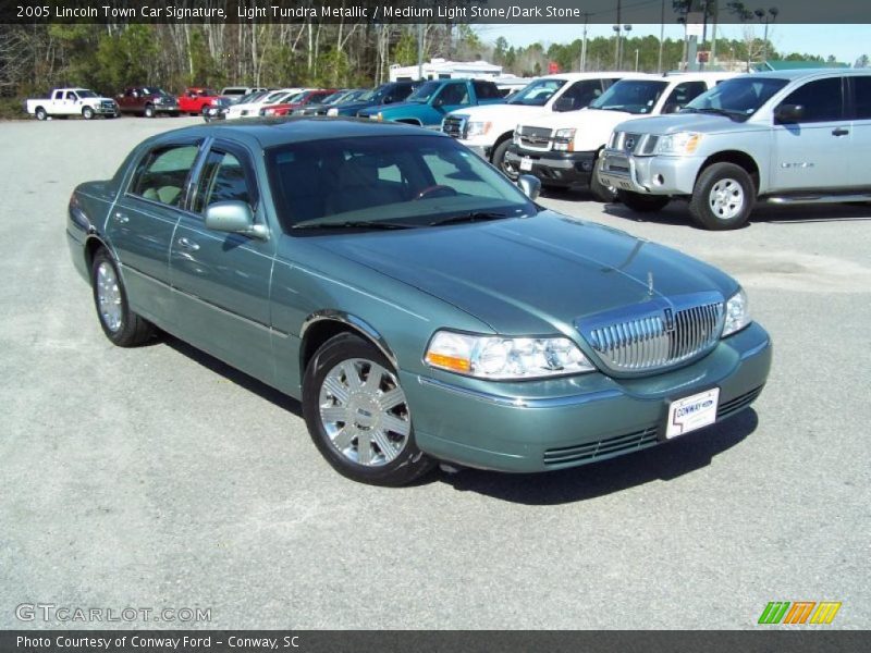Light Tundra Metallic / Medium Light Stone/Dark Stone 2005 Lincoln Town Car Signature