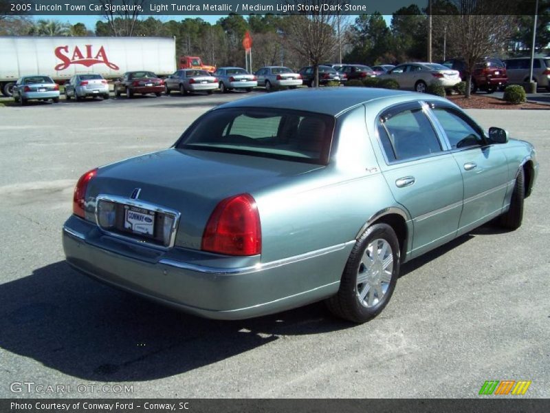 Light Tundra Metallic / Medium Light Stone/Dark Stone 2005 Lincoln Town Car Signature