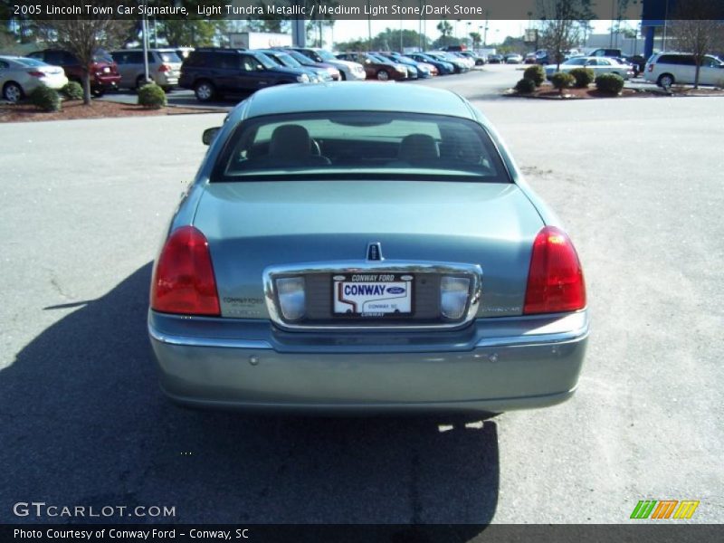 Light Tundra Metallic / Medium Light Stone/Dark Stone 2005 Lincoln Town Car Signature