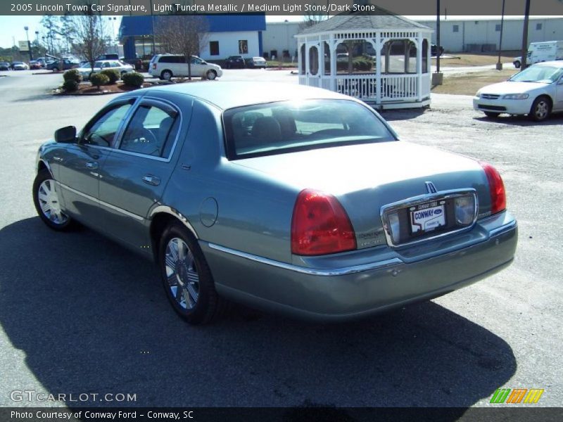 Light Tundra Metallic / Medium Light Stone/Dark Stone 2005 Lincoln Town Car Signature