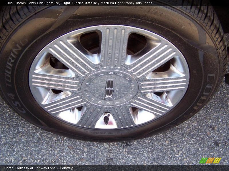 Light Tundra Metallic / Medium Light Stone/Dark Stone 2005 Lincoln Town Car Signature