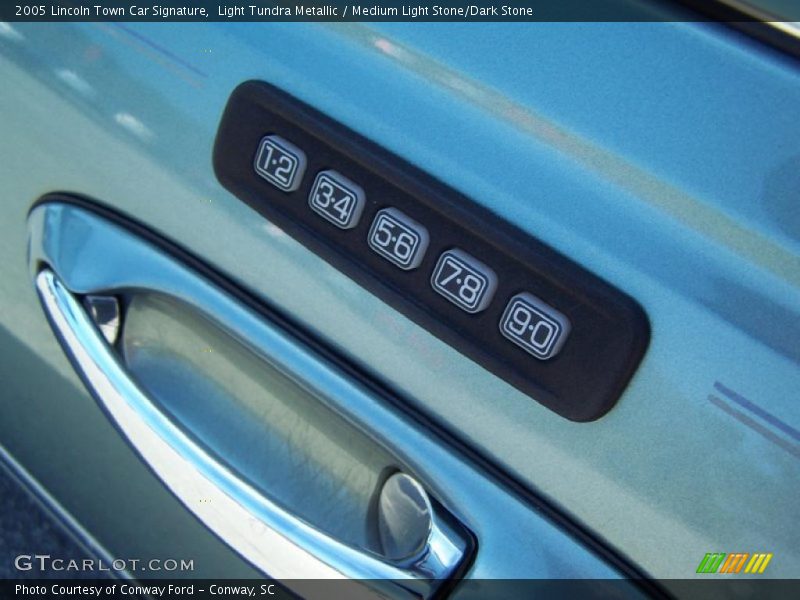 Light Tundra Metallic / Medium Light Stone/Dark Stone 2005 Lincoln Town Car Signature