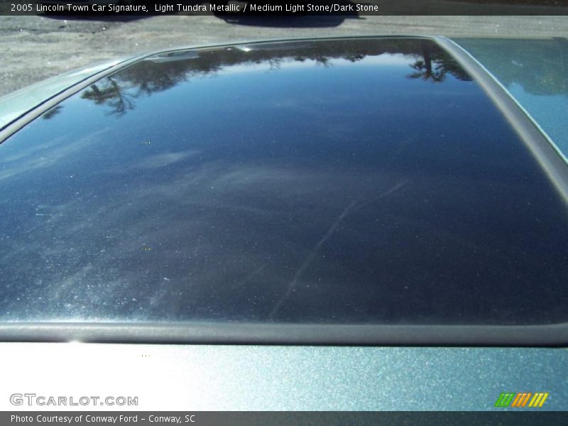 Light Tundra Metallic / Medium Light Stone/Dark Stone 2005 Lincoln Town Car Signature