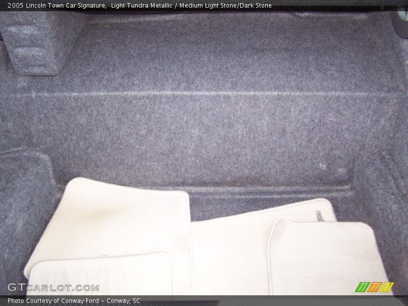 Light Tundra Metallic / Medium Light Stone/Dark Stone 2005 Lincoln Town Car Signature