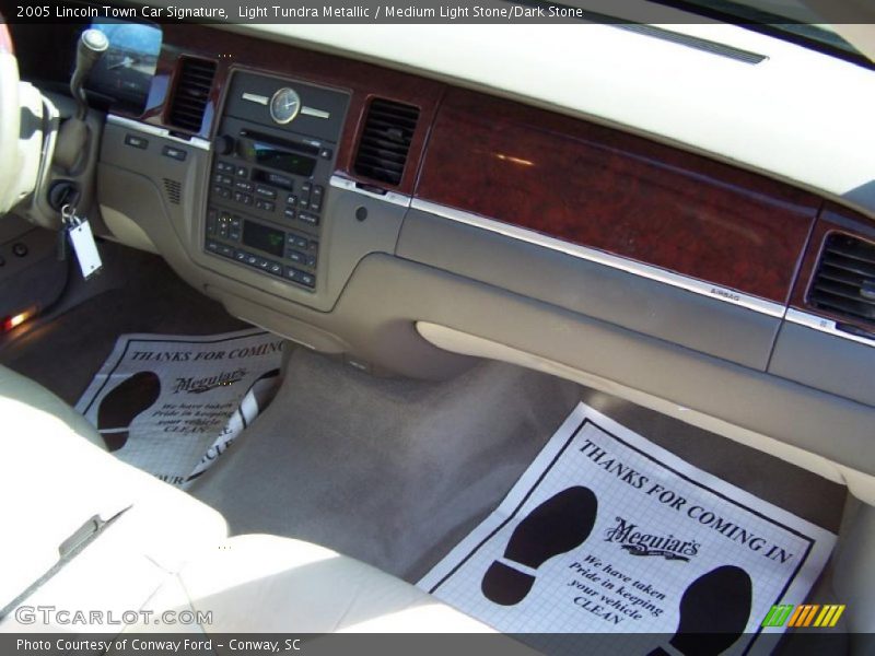 Light Tundra Metallic / Medium Light Stone/Dark Stone 2005 Lincoln Town Car Signature
