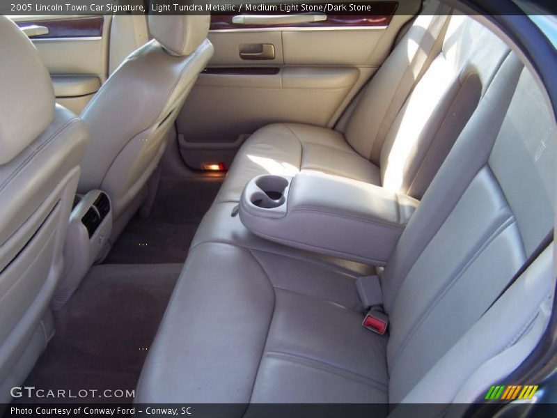 Light Tundra Metallic / Medium Light Stone/Dark Stone 2005 Lincoln Town Car Signature