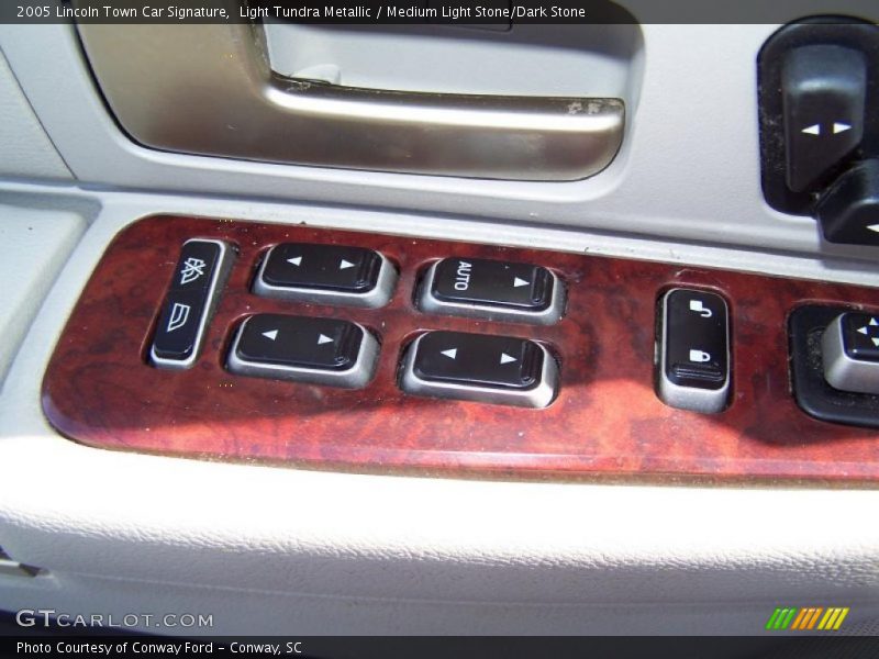Light Tundra Metallic / Medium Light Stone/Dark Stone 2005 Lincoln Town Car Signature