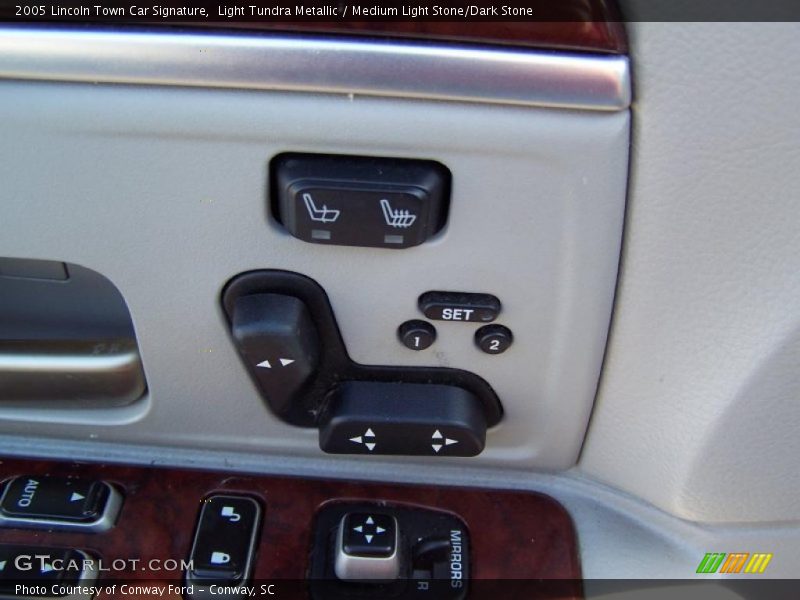Light Tundra Metallic / Medium Light Stone/Dark Stone 2005 Lincoln Town Car Signature