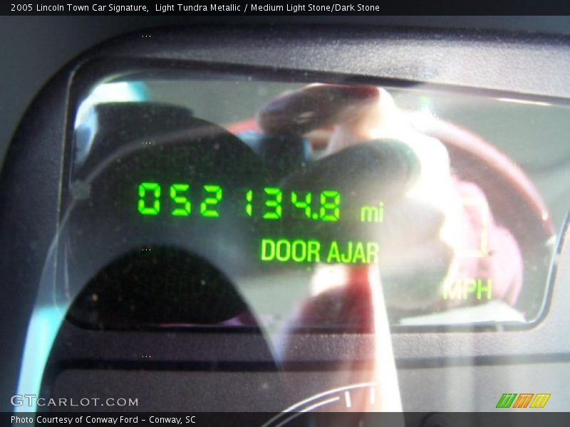 Light Tundra Metallic / Medium Light Stone/Dark Stone 2005 Lincoln Town Car Signature
