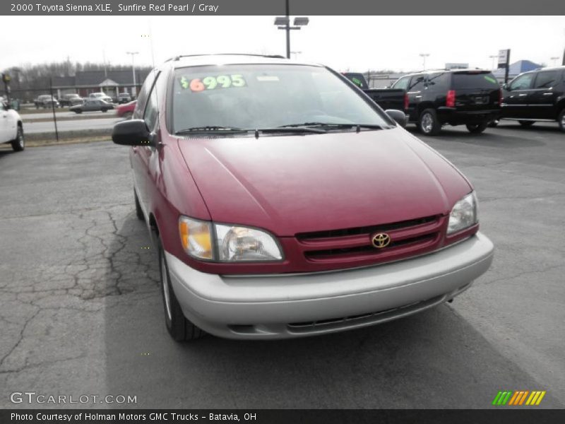 Sunfire Red Pearl / Gray 2000 Toyota Sienna XLE