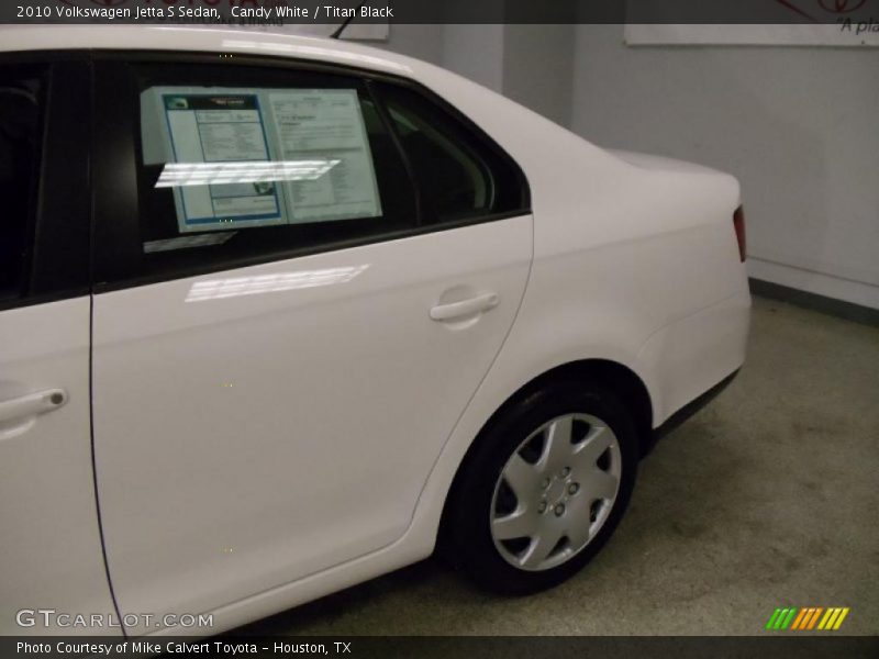 Candy White / Titan Black 2010 Volkswagen Jetta S Sedan