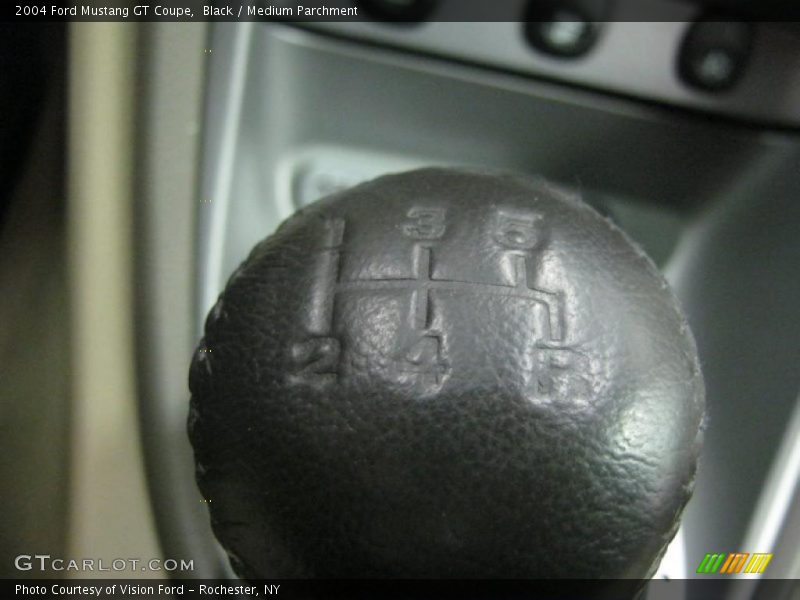 Black / Medium Parchment 2004 Ford Mustang GT Coupe