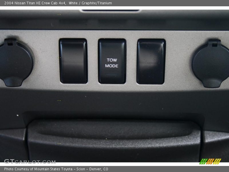 White / Graphite/Titanium 2004 Nissan Titan XE Crew Cab 4x4