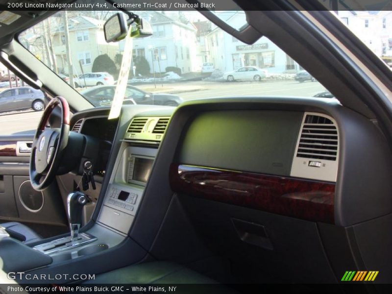 Cashmere Tri-Coat / Charcoal Black 2006 Lincoln Navigator Luxury 4x4
