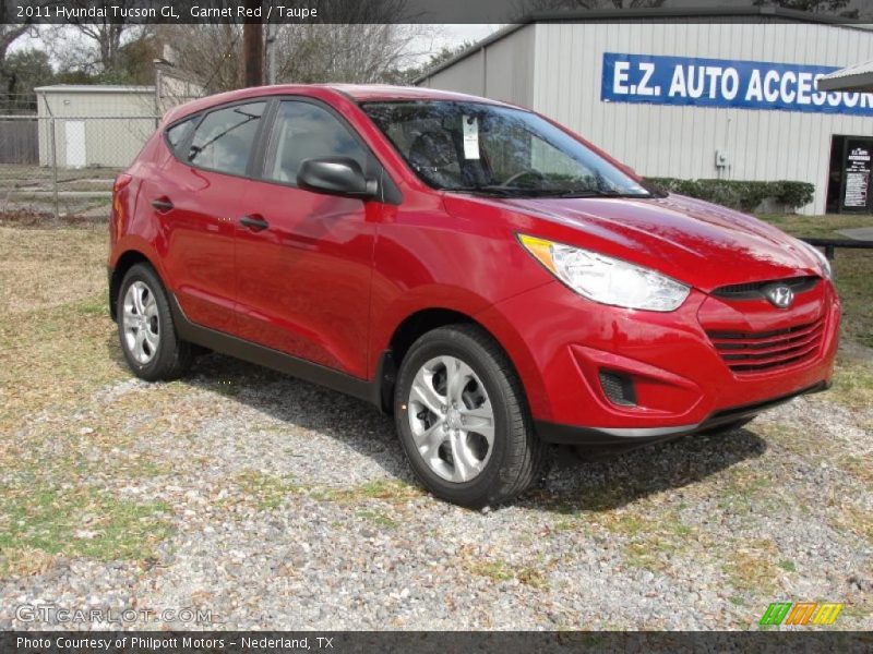Front 3/4 View of 2011 Tucson GL