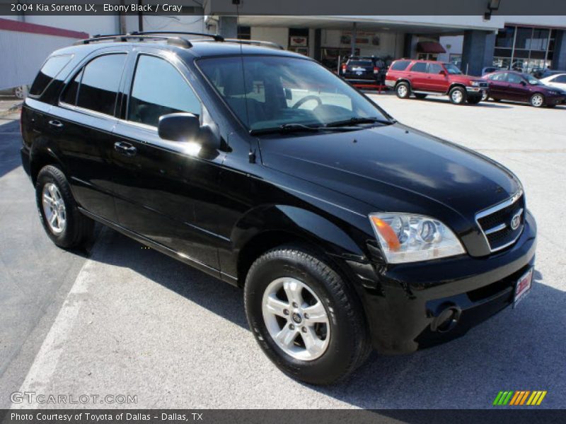 Front 3/4 View of 2004 Sorento LX