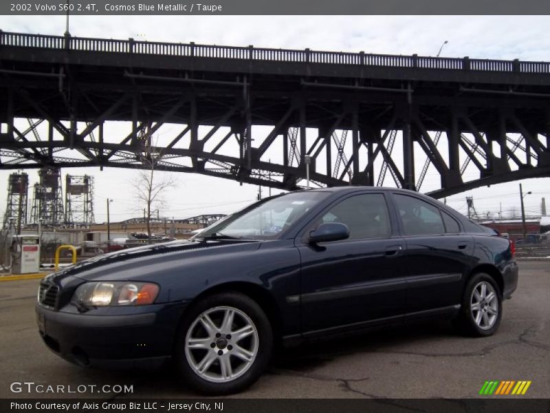 Front 3/4 View of 2002 S60 2.4T