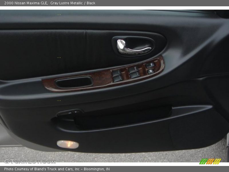 Gray Lustre Metallic / Black 2000 Nissan Maxima GLE