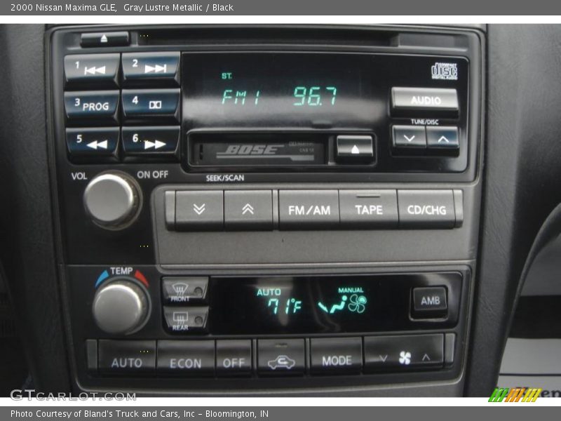 Gray Lustre Metallic / Black 2000 Nissan Maxima GLE