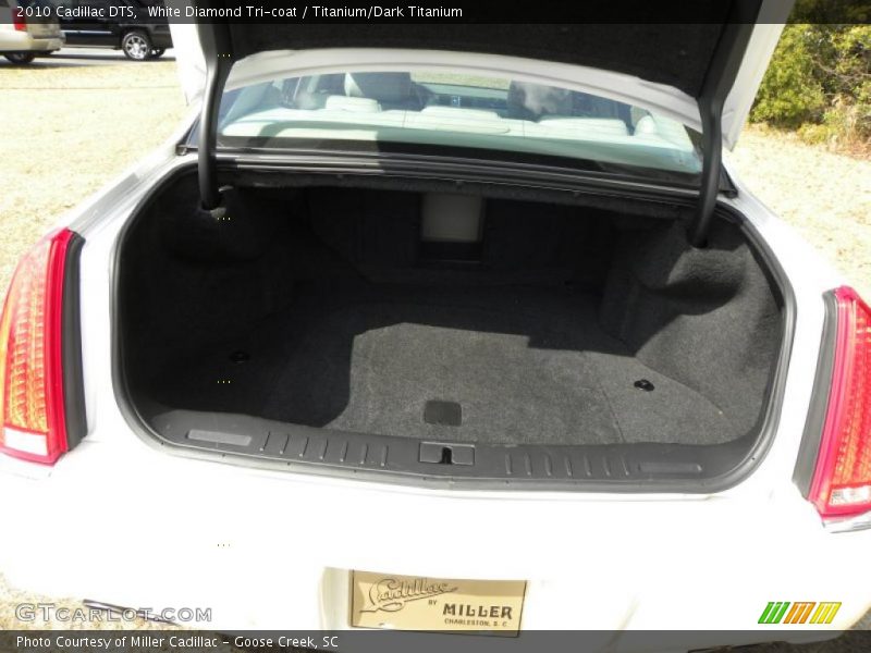 White Diamond Tri-coat / Titanium/Dark Titanium 2010 Cadillac DTS