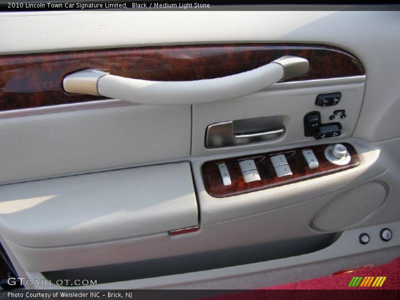 Black / Medium Light Stone 2010 Lincoln Town Car Signature Limited