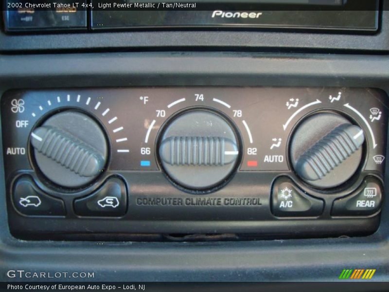 Light Pewter Metallic / Tan/Neutral 2002 Chevrolet Tahoe LT 4x4