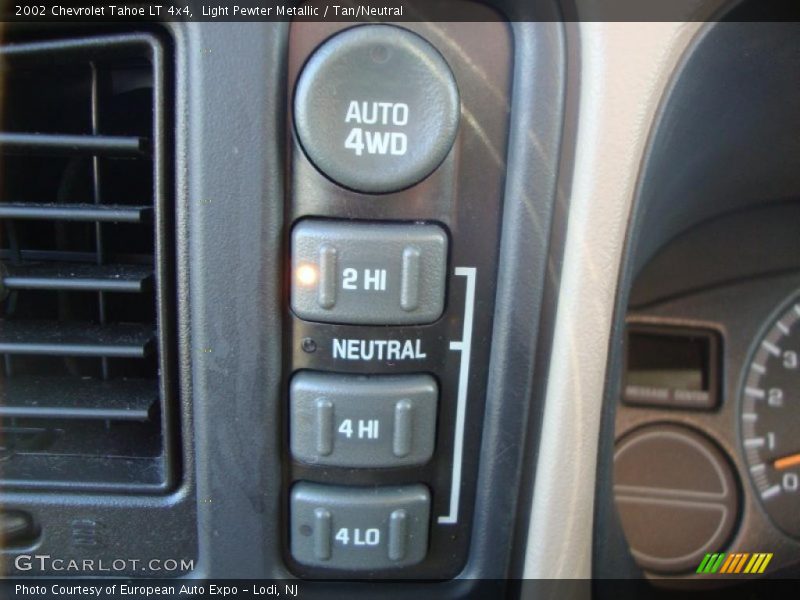 Light Pewter Metallic / Tan/Neutral 2002 Chevrolet Tahoe LT 4x4