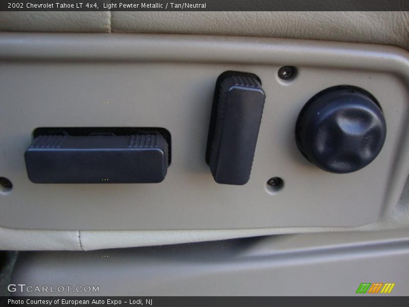 Light Pewter Metallic / Tan/Neutral 2002 Chevrolet Tahoe LT 4x4