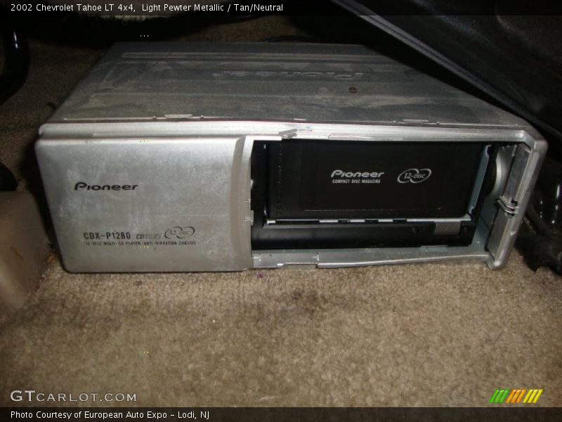 Light Pewter Metallic / Tan/Neutral 2002 Chevrolet Tahoe LT 4x4