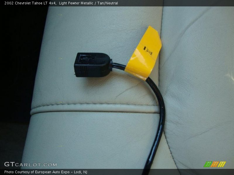 Light Pewter Metallic / Tan/Neutral 2002 Chevrolet Tahoe LT 4x4