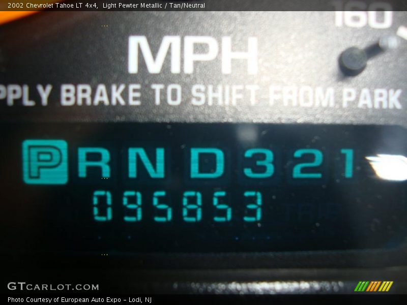 Light Pewter Metallic / Tan/Neutral 2002 Chevrolet Tahoe LT 4x4