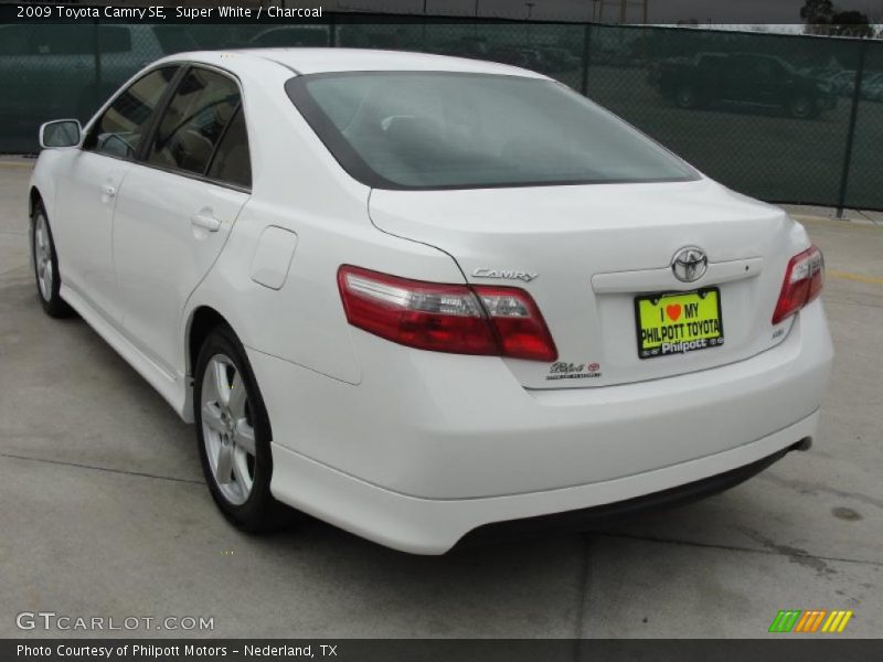 Super White / Charcoal 2009 Toyota Camry SE