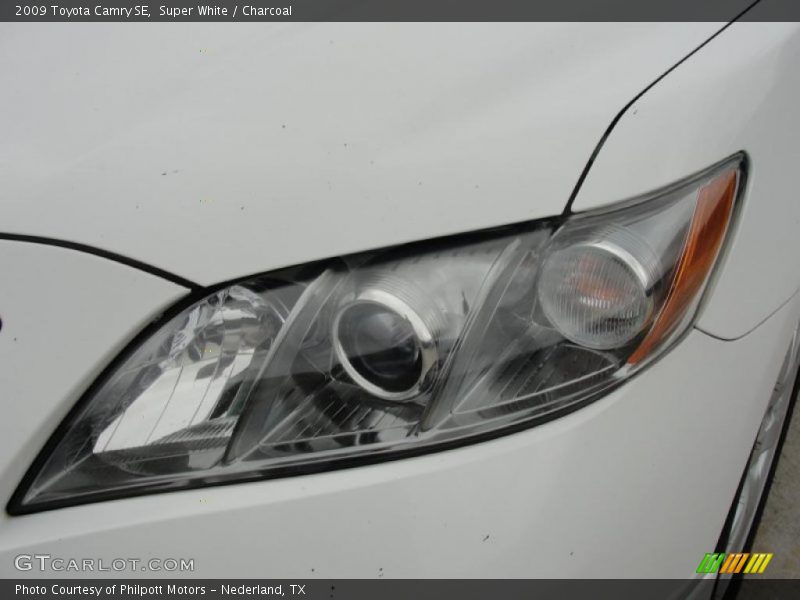 Super White / Charcoal 2009 Toyota Camry SE