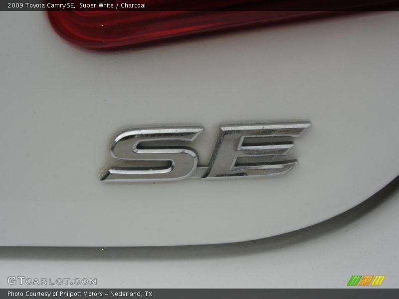 Super White / Charcoal 2009 Toyota Camry SE