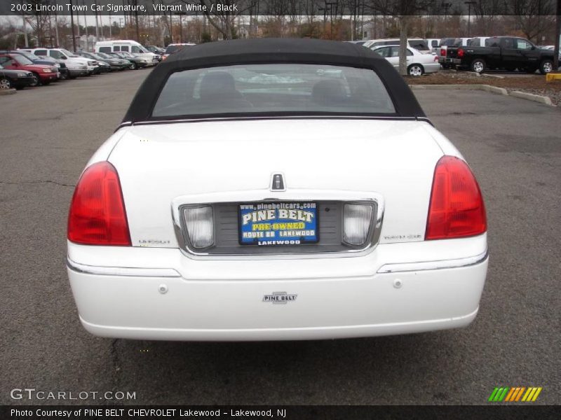 Vibrant White / Black 2003 Lincoln Town Car Signature