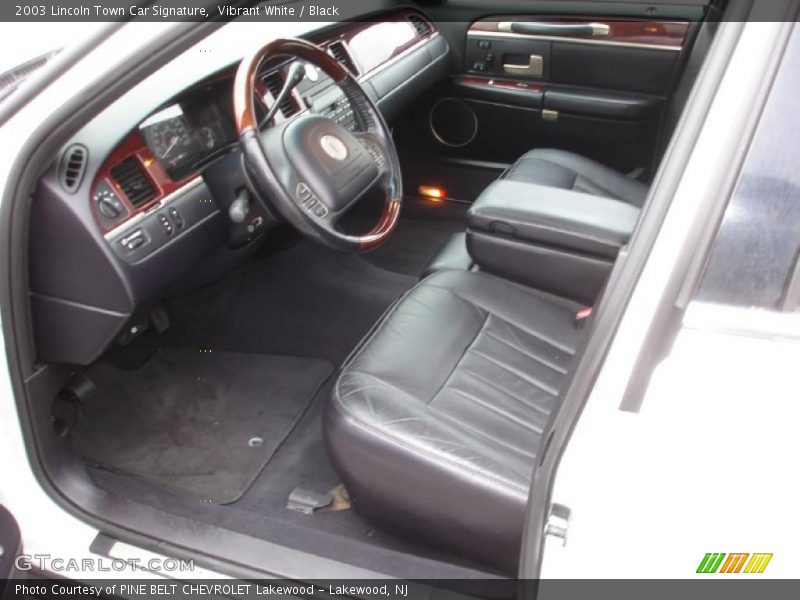 Vibrant White / Black 2003 Lincoln Town Car Signature