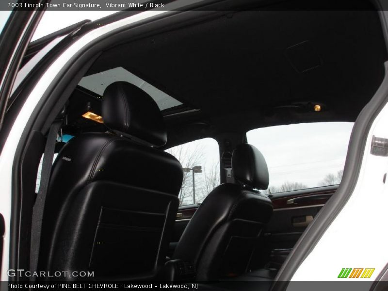 Vibrant White / Black 2003 Lincoln Town Car Signature