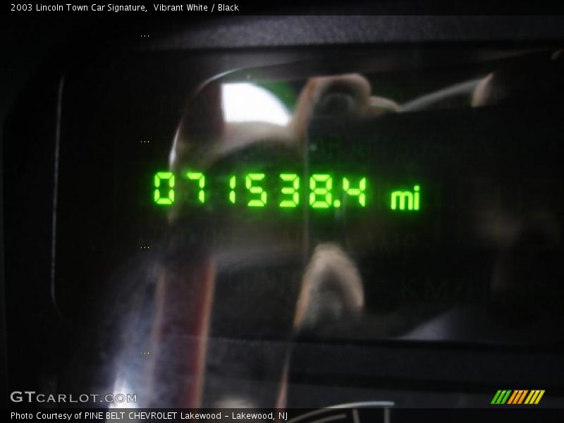 Vibrant White / Black 2003 Lincoln Town Car Signature