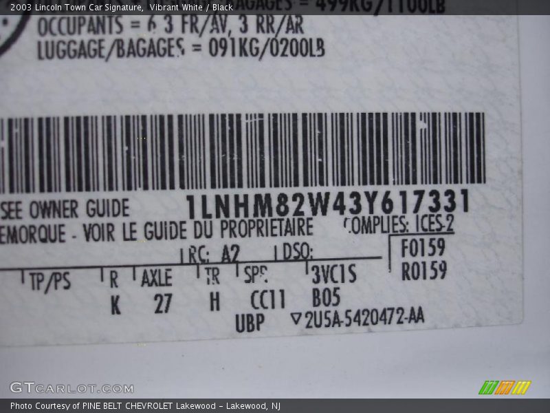 Vibrant White / Black 2003 Lincoln Town Car Signature