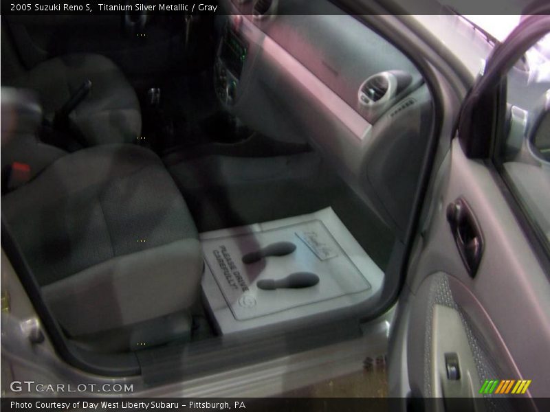 Titanium Silver Metallic / Gray 2005 Suzuki Reno S
