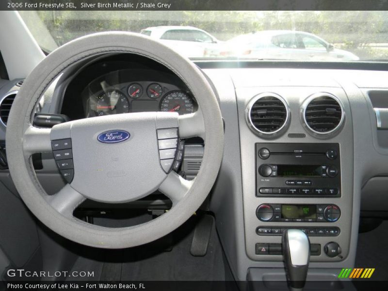 Dashboard of 2006 Freestyle SEL