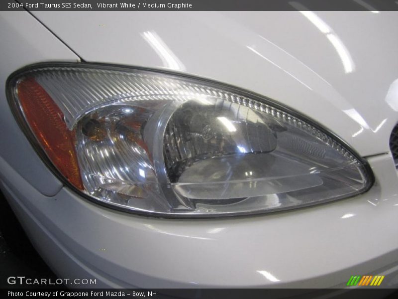 Vibrant White / Medium Graphite 2004 Ford Taurus SES Sedan