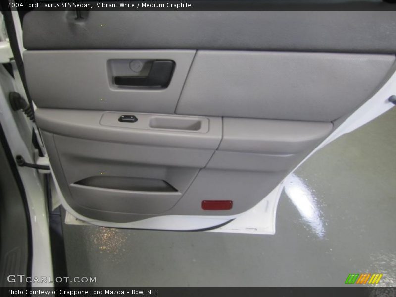 Vibrant White / Medium Graphite 2004 Ford Taurus SES Sedan