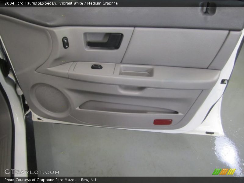 Vibrant White / Medium Graphite 2004 Ford Taurus SES Sedan