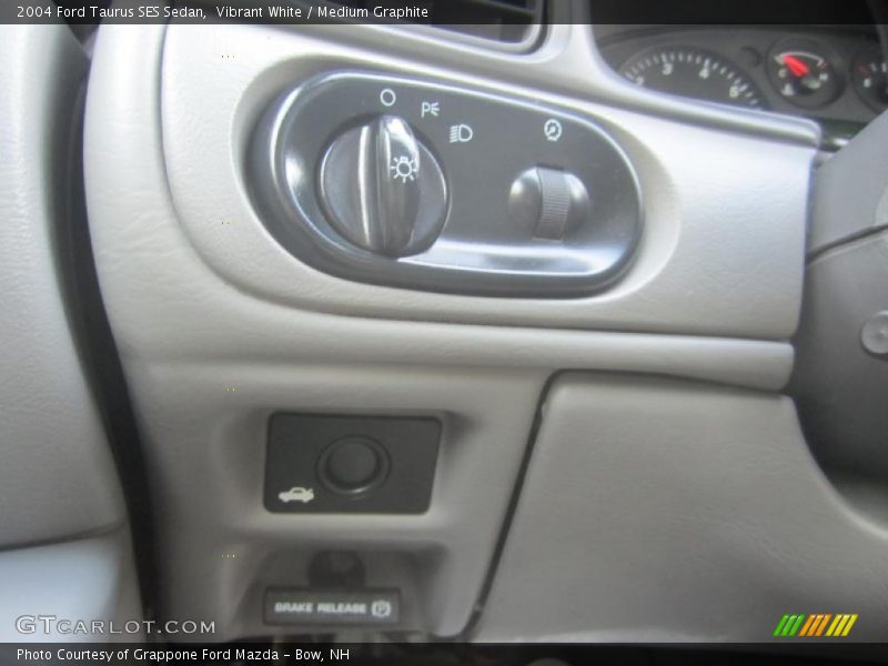 Vibrant White / Medium Graphite 2004 Ford Taurus SES Sedan