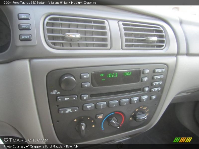 Vibrant White / Medium Graphite 2004 Ford Taurus SES Sedan