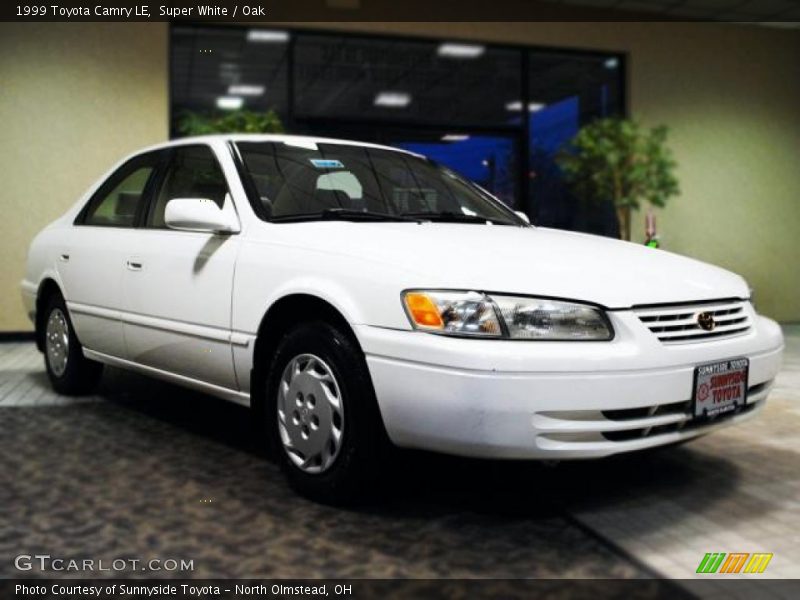 Super White / Oak 1999 Toyota Camry LE