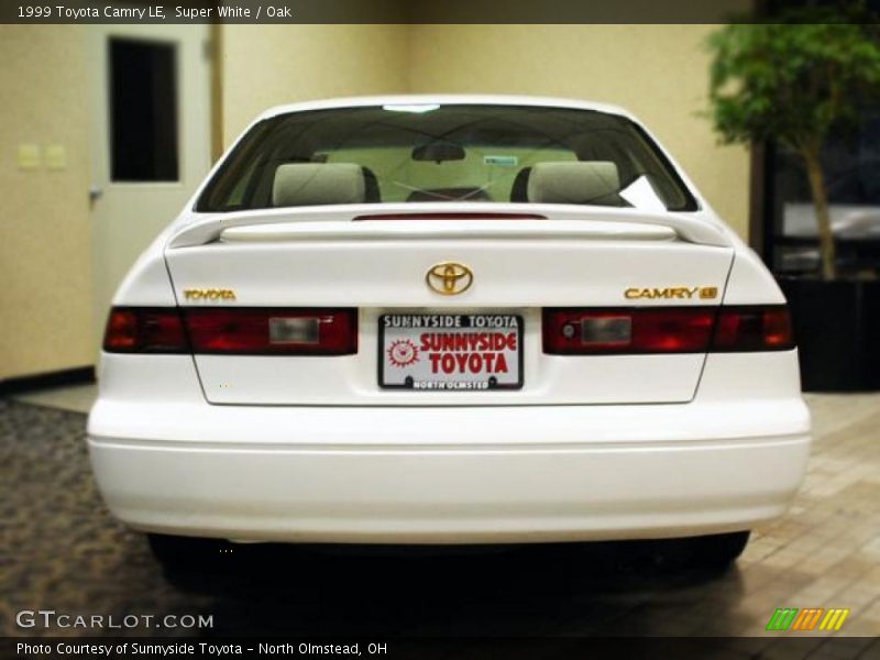 Super White / Oak 1999 Toyota Camry LE