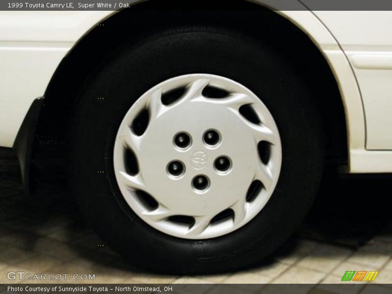 Super White / Oak 1999 Toyota Camry LE
